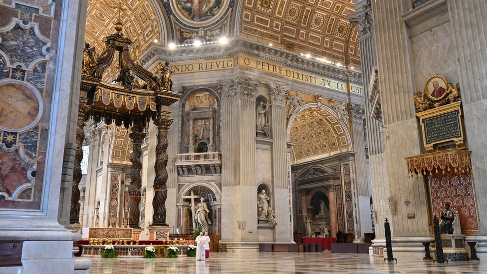 Папа Франциск читает свое послание «Urbi et Orbi» («Городу и миру») в базилике Святого Петра