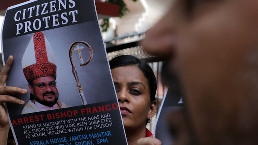 Orang-orang mengadakan protes terhadap Uskup Franco Mulakkal atas penangkapannya di luar Kerala House, pada 21 September 2018 di New Delhi, India.