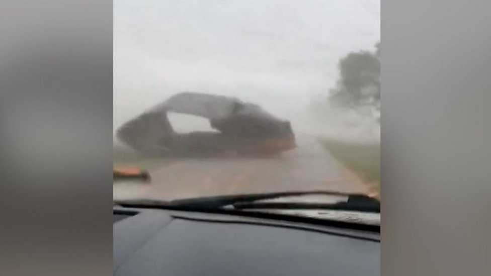 Video captures couple driving through South Carolina storm