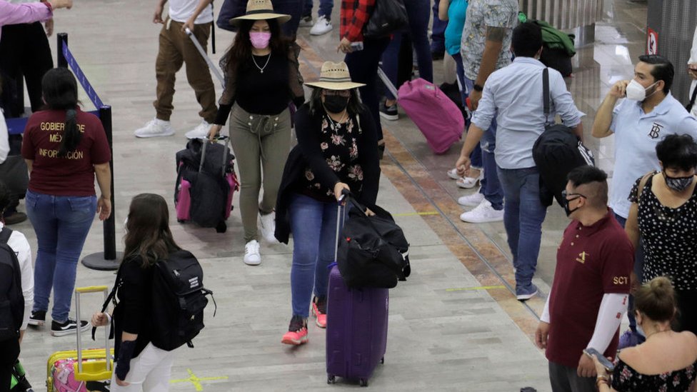 Viajeros en el aeropuerto de Ciudad de México.