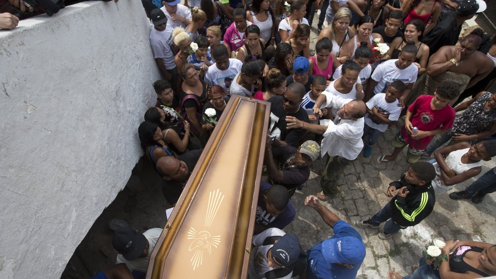 Гроб отнесли на панихиду в Рио-де-Жанейро. 30 сен 2015