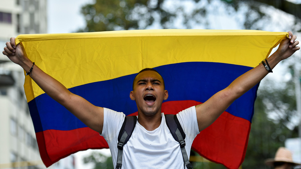 Colombianos con bandera