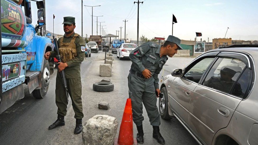 阿富汗警察正在喀布爾各檢查站加配人手。