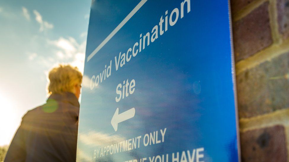 لافتة على أحد مراكز التطعيم في بريطانيا .