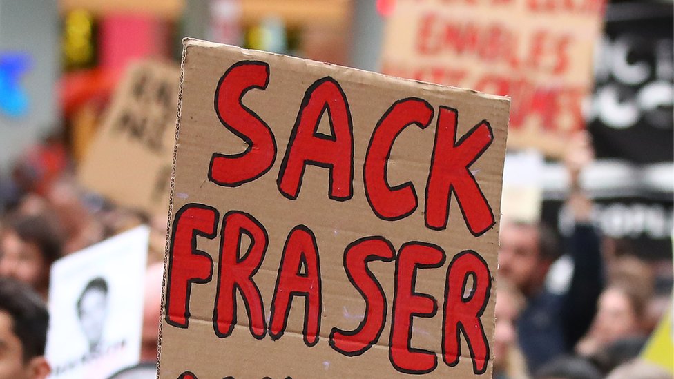 Знак протеста на марше против расизма в Мельбурне гласит: «Sack Fraser»