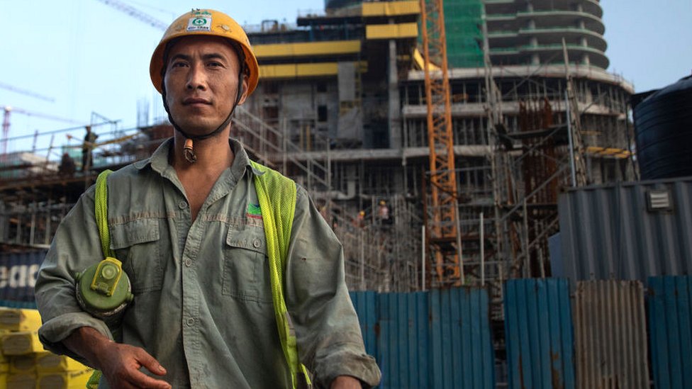 Pekerja konstruksi China di luar kompleks perbelanjaan di Colombo (foto 2018)
