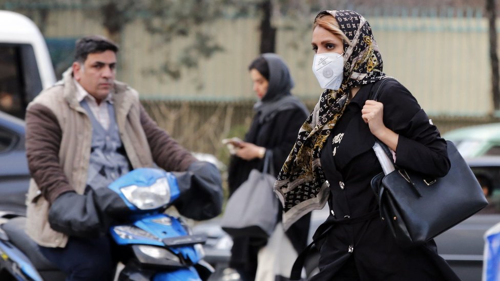 أمرأة إيرانية ترتدي قناعا