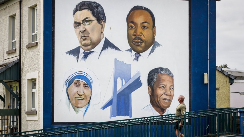 Фреска Джона Хьюма с матерью Терезой, Мартином Лютером Кингом и Нельсоном Манделой в Дерри