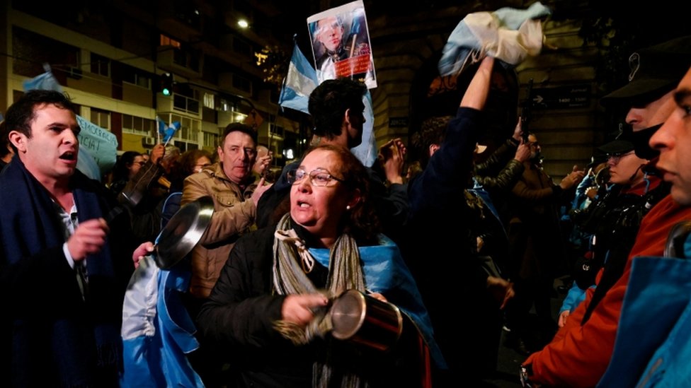 Vários manifestantes na rua à noite