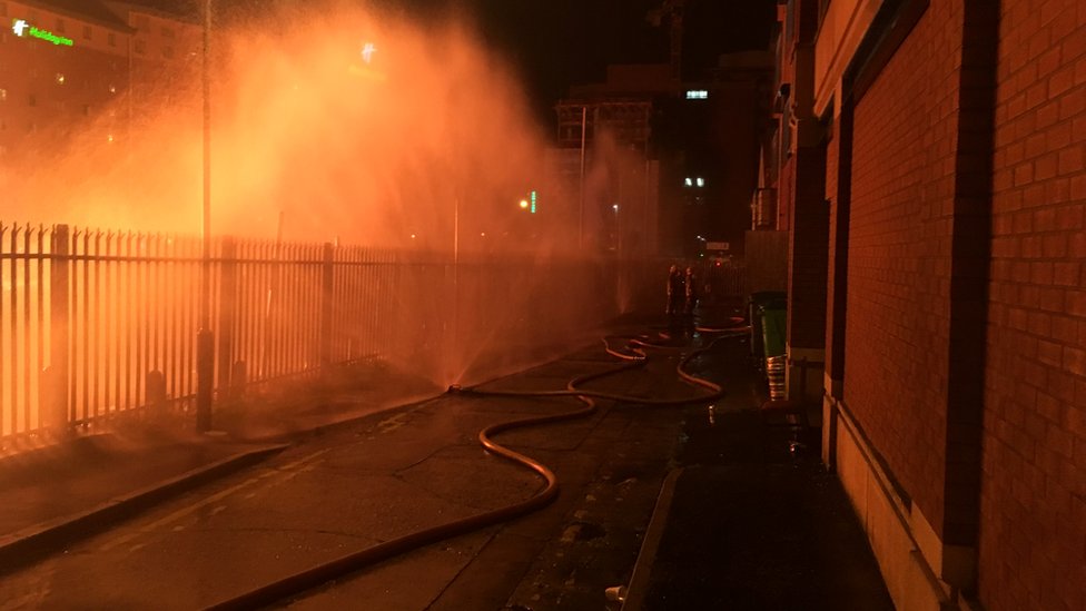 Пожарные работали, чтобы защитить жилой дом в Белфасте, шланги изображены