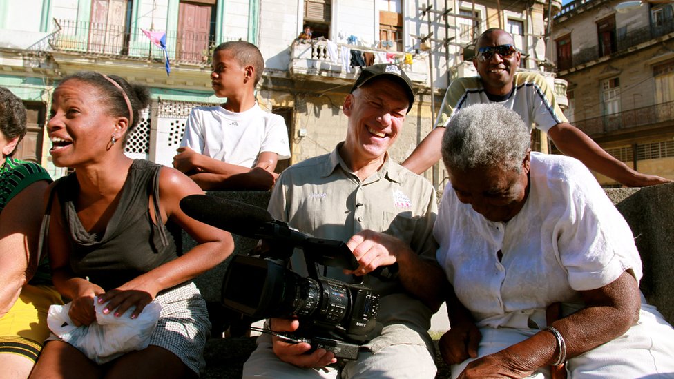 Alpert cree que el documental que dirigió sobre Cuba es diferente a cualquier otro. (Foto: Nagamitsu Endo) Jon Alpert rodeado de cubanos en La Habana (Foto: Nagamitsu Endo)
