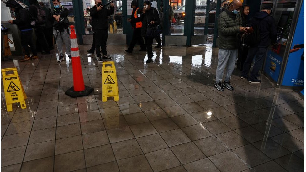 Ljudi u metro stanici u Njujorku tokom poplava