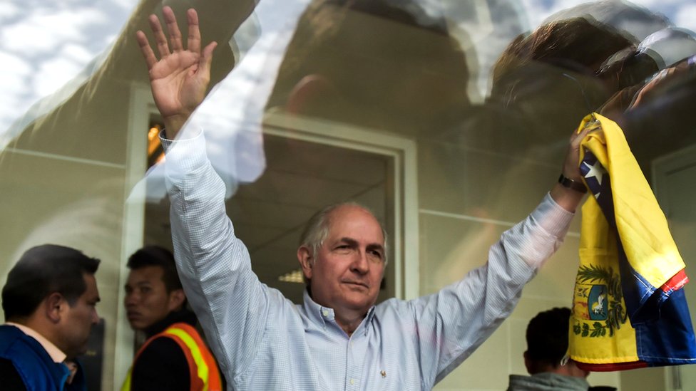 Ledezma se trasladó a Bogotá por aire después de cruzar la frontera. Ledezma saluda en el aeropuerto de Bogotá
