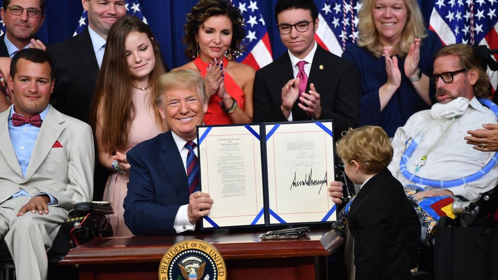 El presidente Donald Trump este miércoles en la Casa Blanca junto a varias personas entre ellas enfermos terminales.