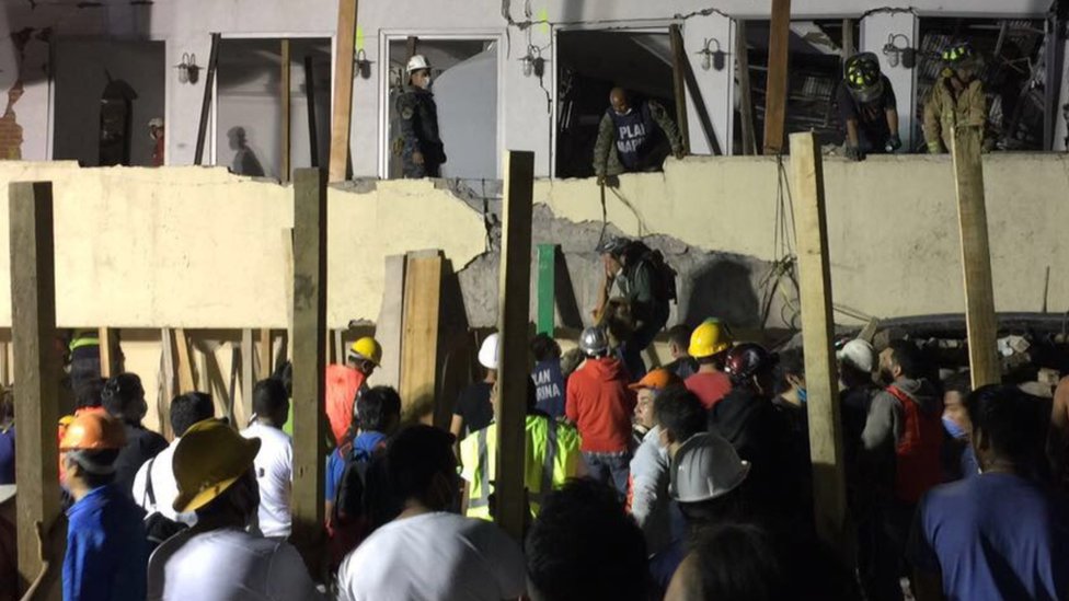 Con vigas de madera se intenta sostener el techo de la escuela. Socorristas en la escuela Rebsamen, destrozada por el terremoto en México