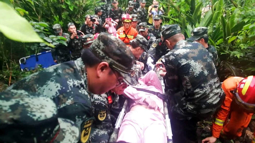 Полиция Сычуани доставляет раненого в пункт оказания медицинской помощи в уезде Чаннин, город Ибинь, провинция Сычуань, 18 июня 2019 г.