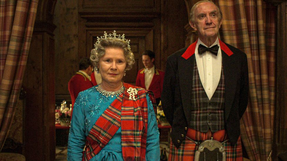 Imelda Staunton como la reina Isabel II y Jonathan Pryce como el príncipe Felipe en la nueva temporada de "The Crown".