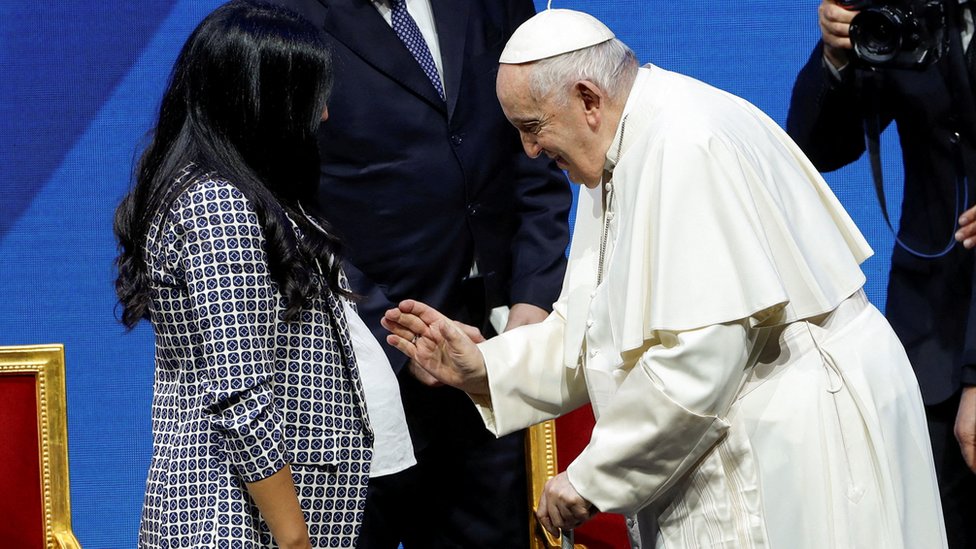 بارك البابا فرانسيس النساء الحوامل في المؤتمر الوطني الذي يبحث في التركيبة السكانية لإيطاليا في روما