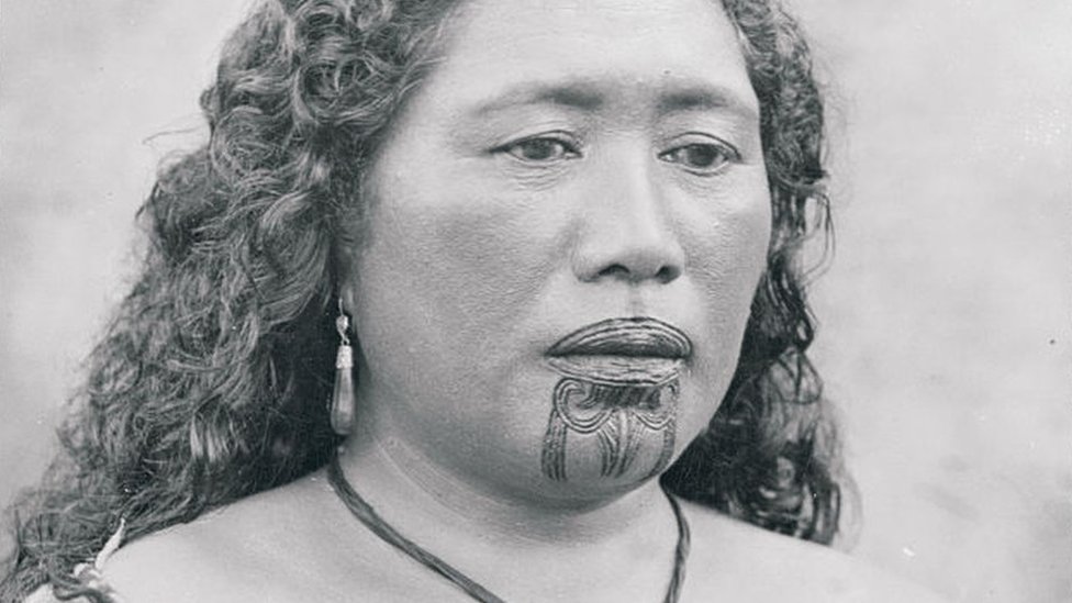 Женщина маори с татуированными губами и подбородком