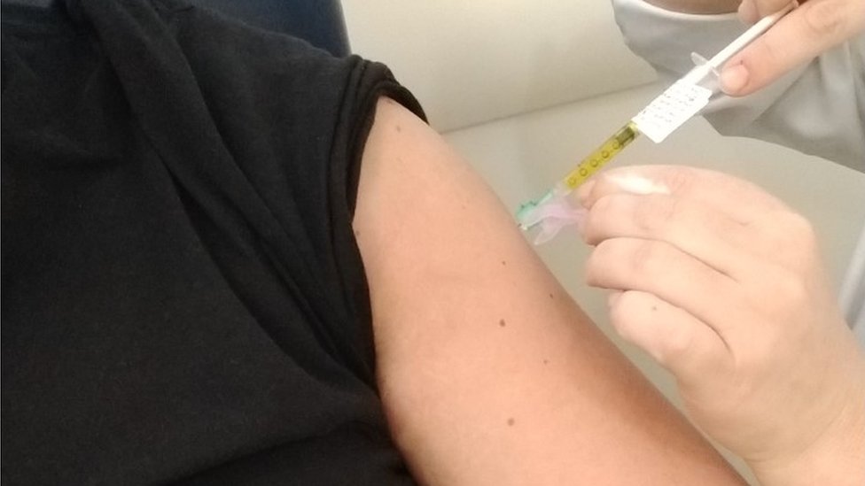 Profissional de saúde aplica injeção em Thiago em hospital de São Paulo