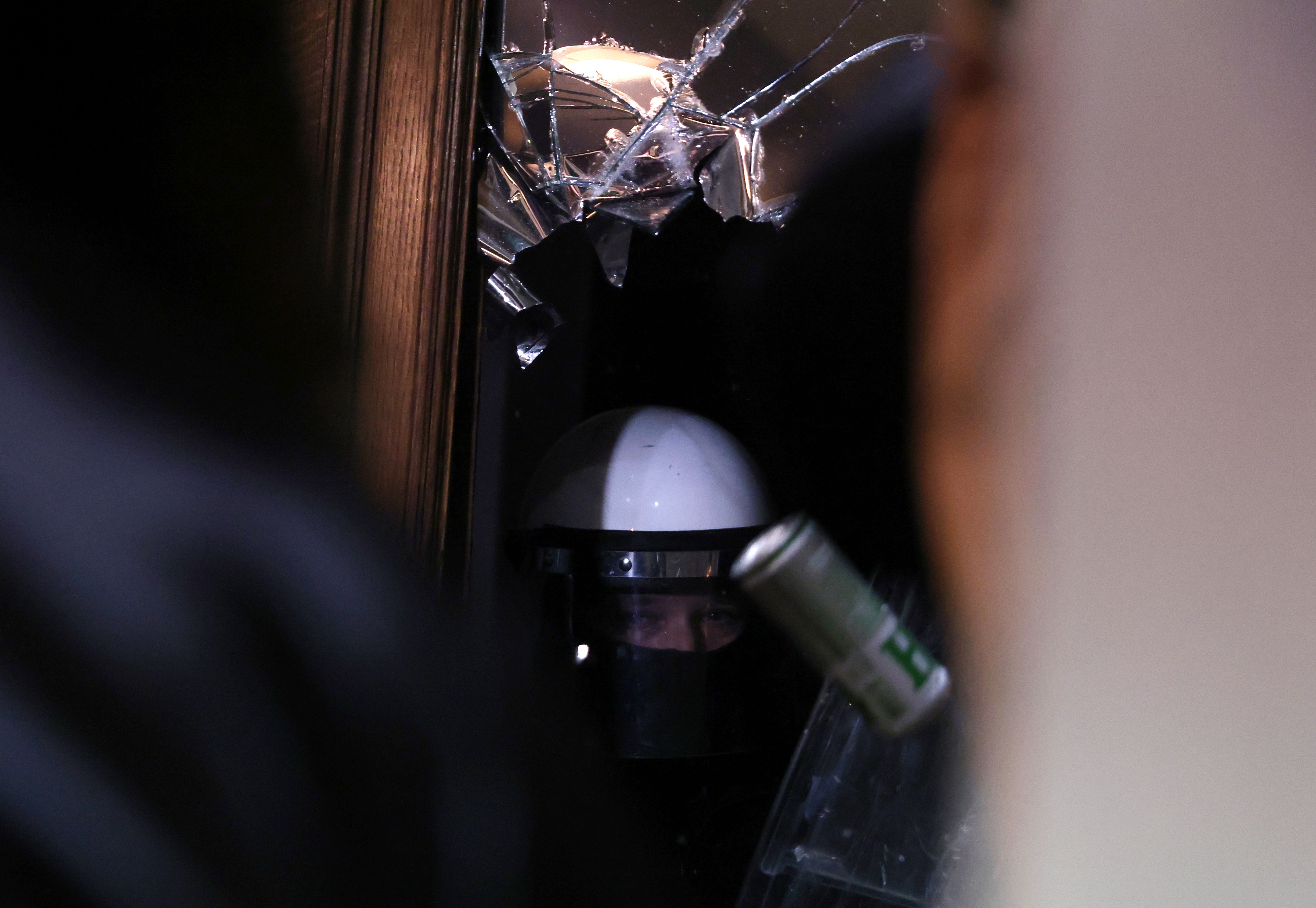 Izbori u Srbiji 2023: Opozicija pokušala da zauzme Skupštinu grada Beograda, uhapšeno blizu 40 ljudi, povređeni i policajci i demonstranti 7 srbija protiv nasilja, protest