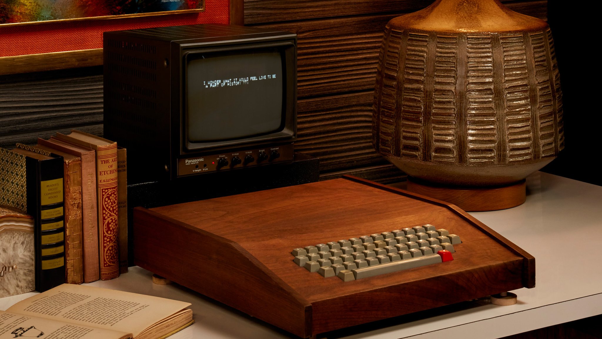 Apple's original computer fetches $400,000 at US auction - BBC News