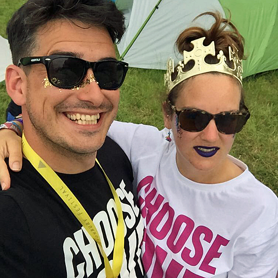 Tom i Kristi na Glastonburi festivalu