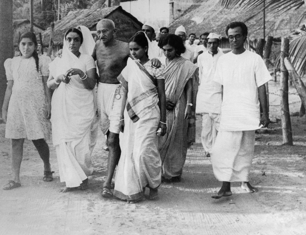 Gandhi rodeado de seguidores en Bombay, en mayo de 1944