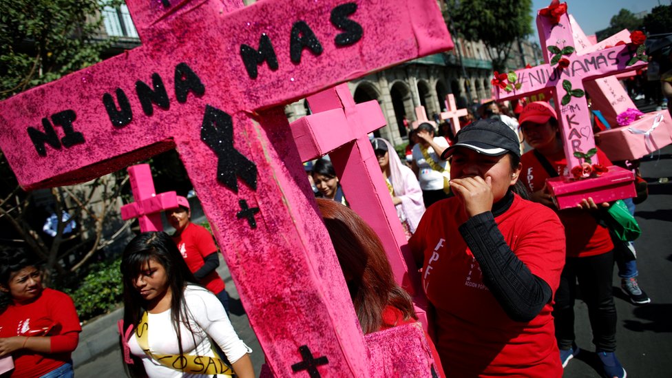 Женщины несут розовые кресты во время акции протеста «День без женщин» в Мексике