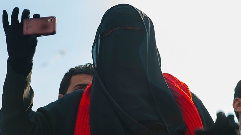 Žena u Kairu u potpunosti prekrivena odećom