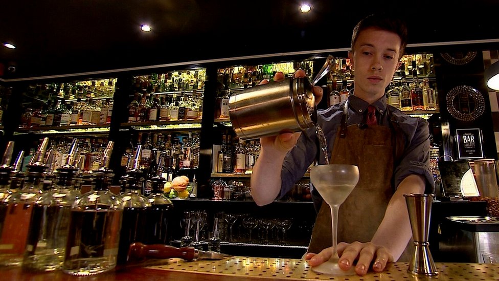 Haciendo cócteles con vodka de Chernóbil en un bar de Londres.