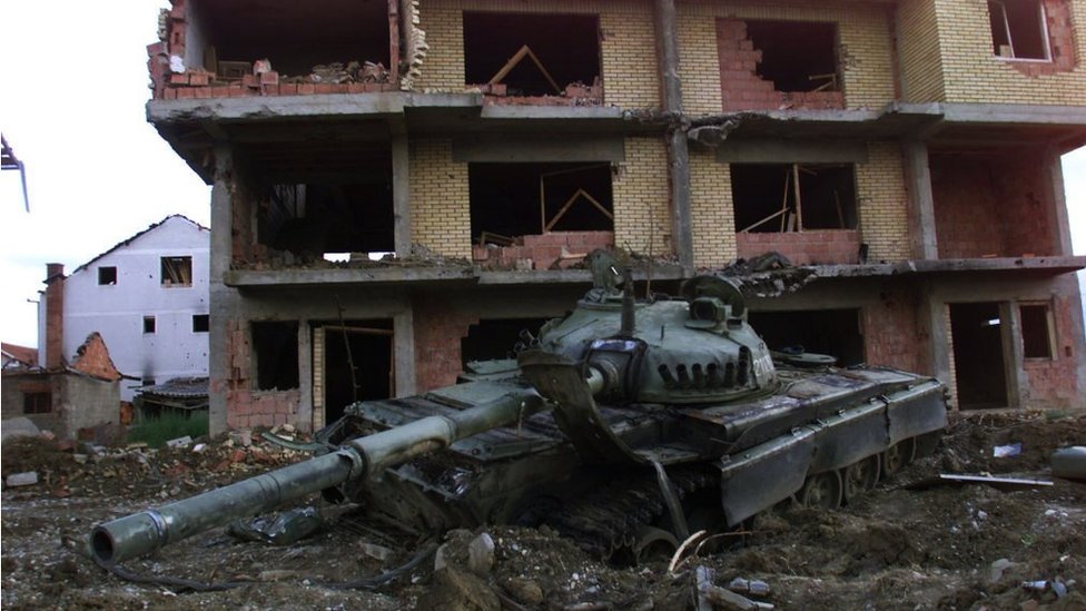 Ruski napušten tenk Jugoslovenske armije 19. juna 1999 u istočnom delu kosovskog sela Klina uništen u NATO vazdušnim napadima.