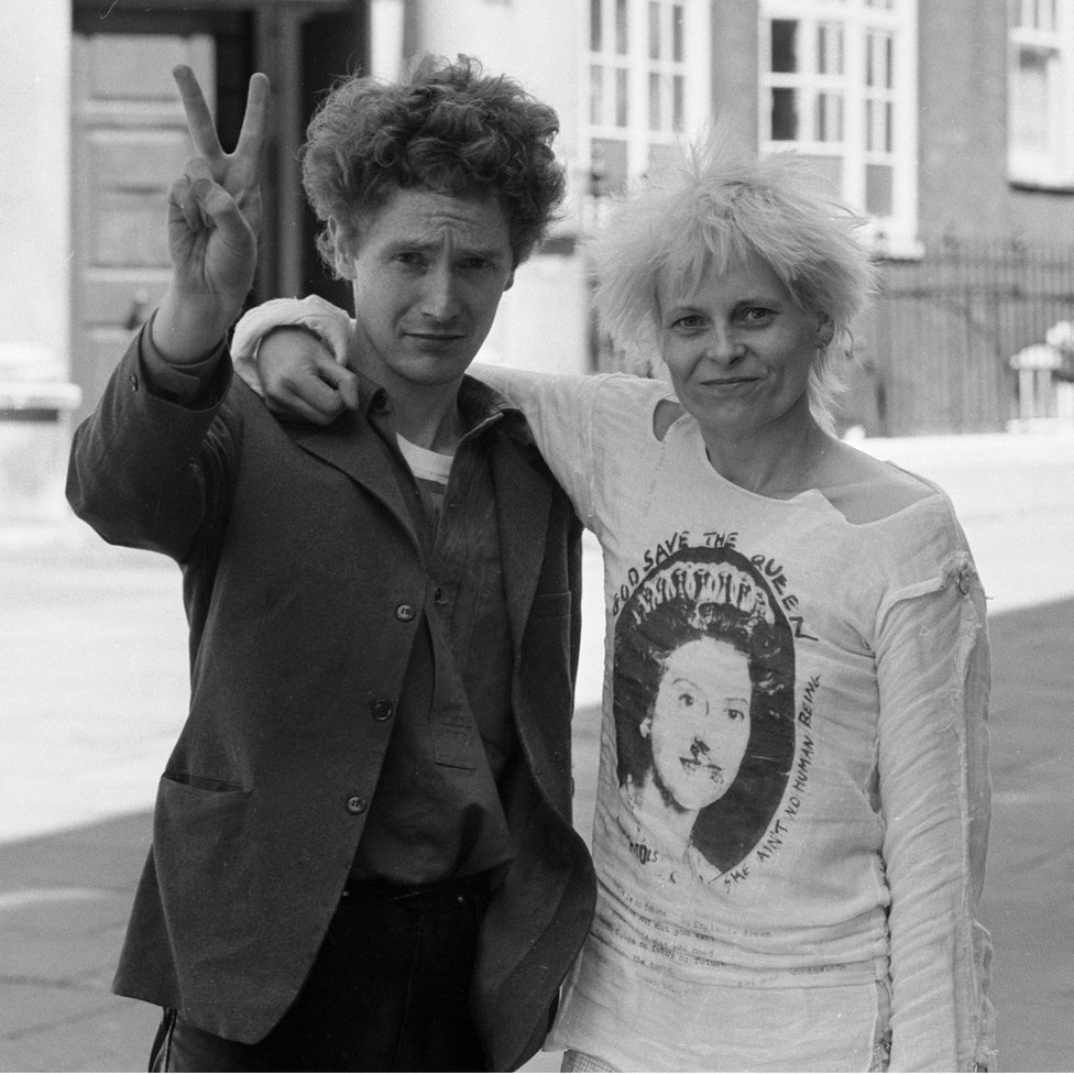 El mánager del grupo de punk rock The Sex Pistols, Malcolm McLaren junto a su amiga, Vivienne Westwood, fuera del Tribunal de Primera Instancia de Bow Street, después de ser condenados bajo fianza por pelear.
