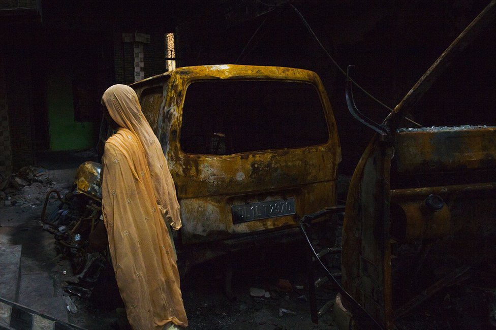 Сгоревшие останки автомобилей в пострадавшем от беспорядков Хаджури Хасе