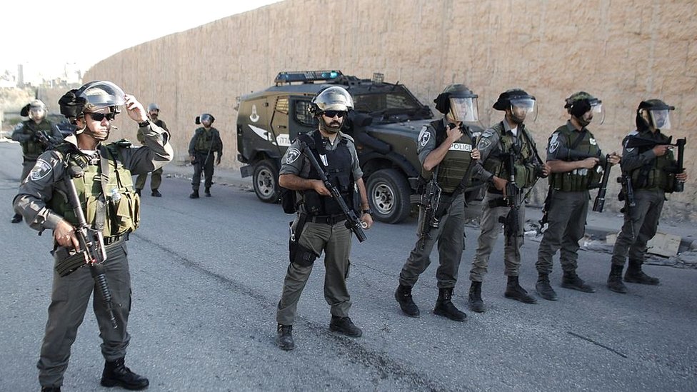 Israel ha coordinado todas sus agencias de seguridad para que el muro "funcione". Soldados israelíes al borde del muro