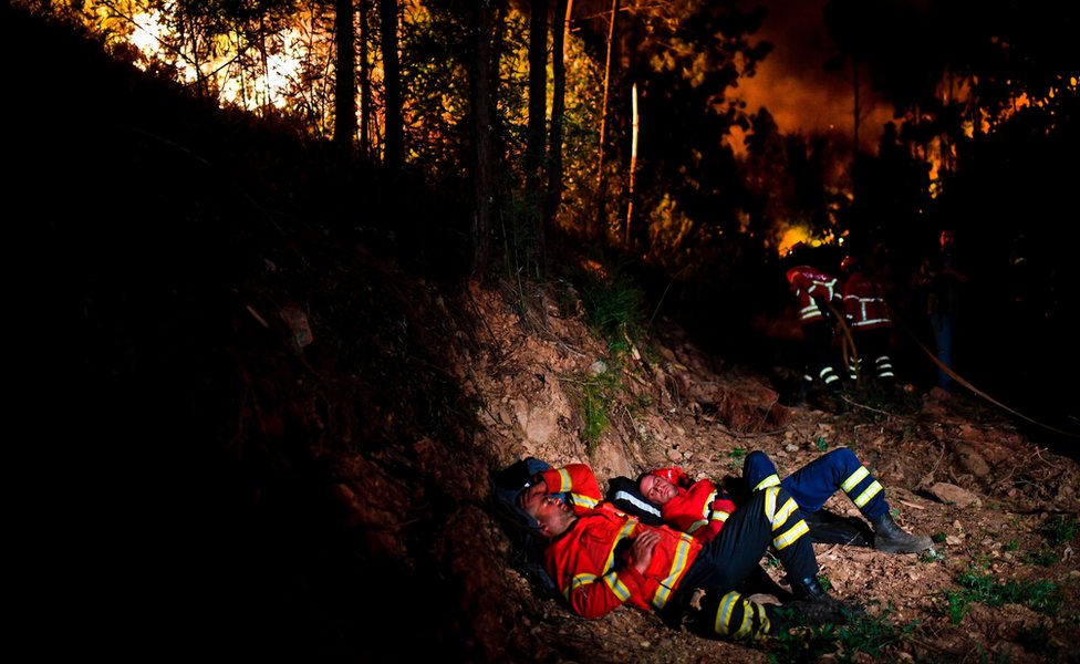 Пожарные отдыхают во время пожара в Пенеле, Коимбра, центральная Португалия, 18 июня 2017 г.