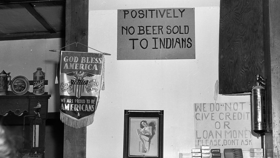 Un aviso en una tienda de Montana dice "No se venden cervezas a indios". Foto de 1941.
