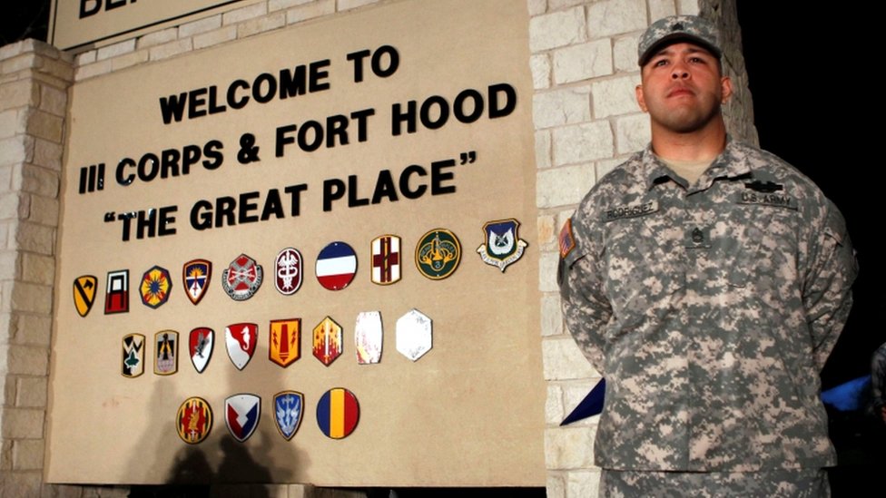 Эрик Родригес стоит на страже у входа на базу армии Форт-Худ в Техасе