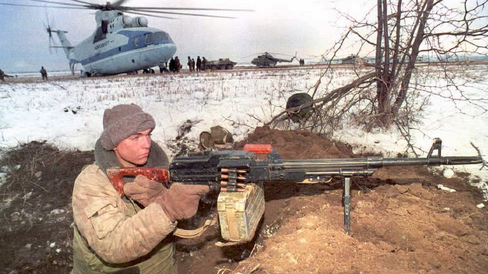 En 1999, los rebeldes chechenos anunciaron la implementación de la sharía o ley islámica en Chechenia e invadieron la vecina república de Daguestán, donde declararon un Estado Islámico. Una vez más, Rusia respondió militarmente. Guerra en Chechenia