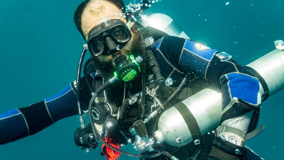 Roberto Junco durante una de sus exploraciones subacuáticas.
