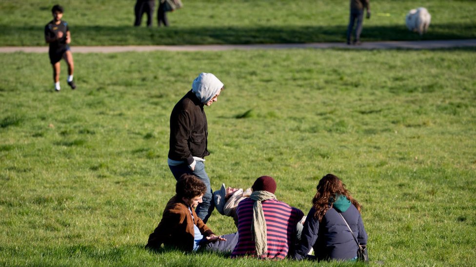 Gente en un parque en Londres
