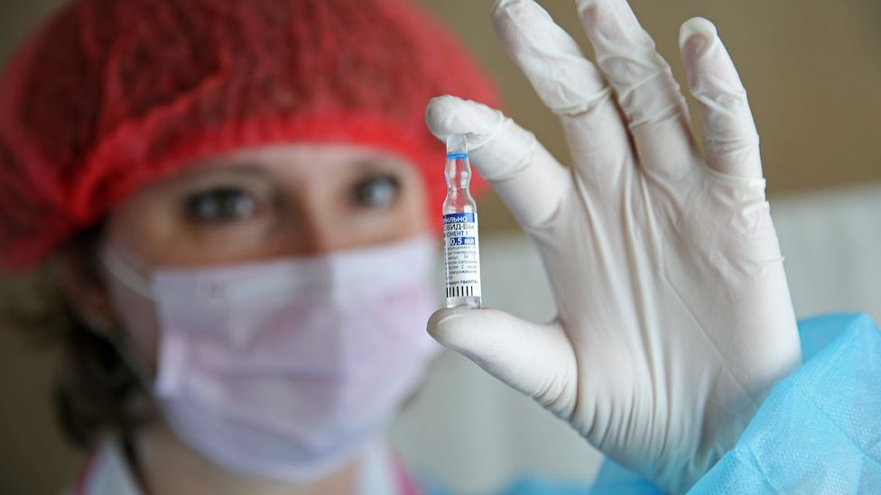 Rusya'da aşı dozunu ayarlayan bir hemşire