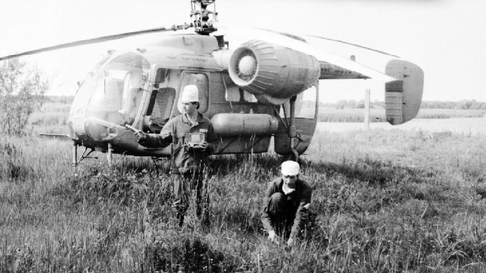 Gennady Laptev (sağda) 1986 yılında her gün santralin yakınlarına helikopterle seyahat ederek toprak örnekleri toplamıştı.