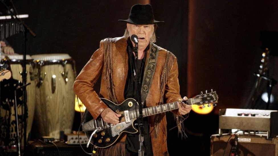 El legendario rockero Neil Young en concierto