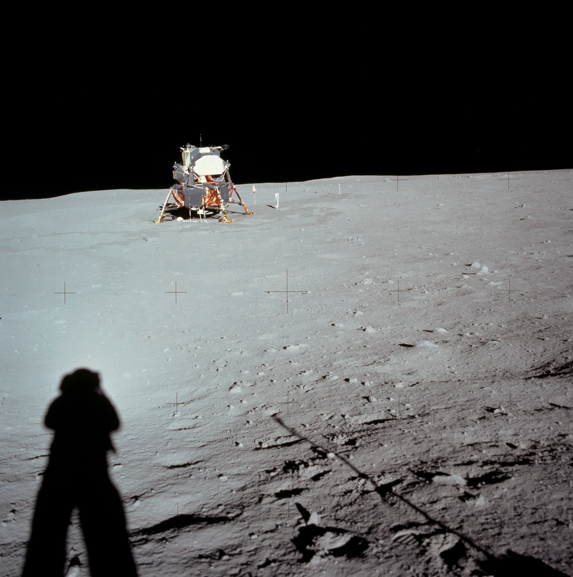 Sombra de Armstrong fotografiando el módulo lunar en la base Tranquilidad en la luna