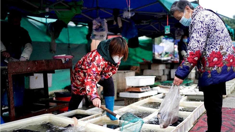 พ่อค้ากำลังขายปลาในตลาดเปิดในอู่ฮั่นมณฑลหูเป่ยประเทศจีน 2 ธันวาคม 2020