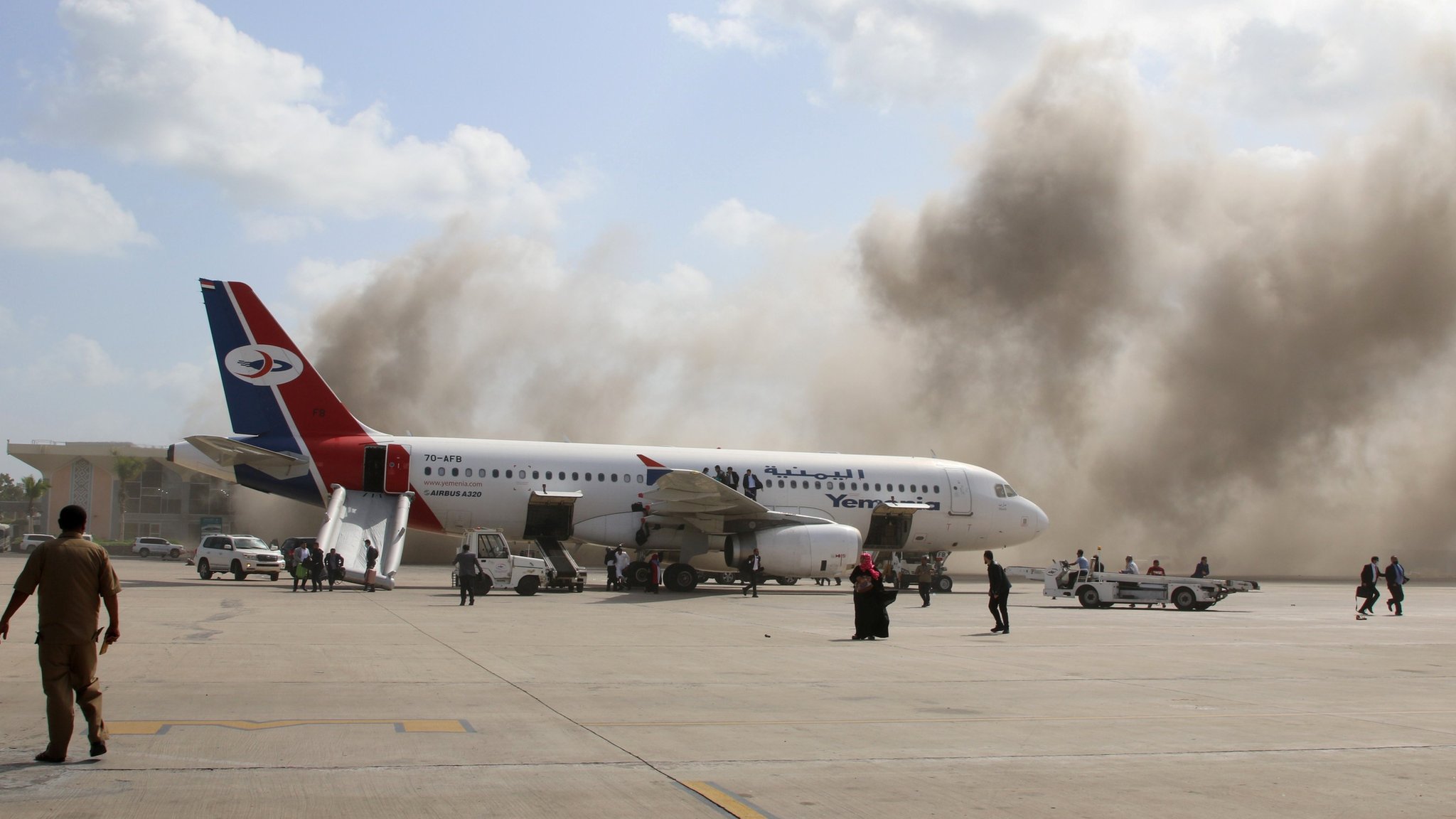 El humo se eleva desde el aeropuerto de Aden después de una explosión el 30 de diciembre de 2020