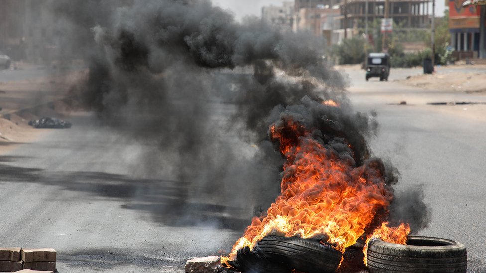 محتجون أشعلوا النيران في إطارات السيارات