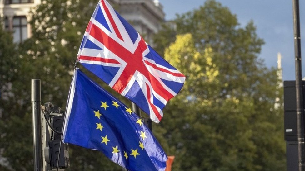 Флаги Великобритании и ЕС у здания парламента в Лондоне. Фото: сентябрь 2019 г.
