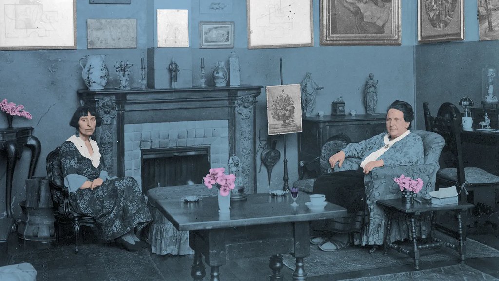 Alice B. Toklas, a la izquierda, Gertrude Stein, a la derecha, sentadas en la sala